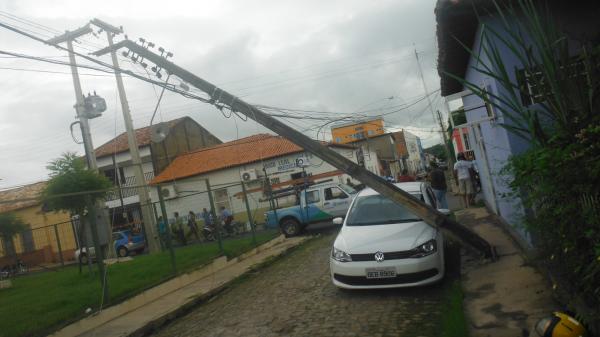 Caminhão arranca fios, quebra poste e danifica carro no centro de Floriano