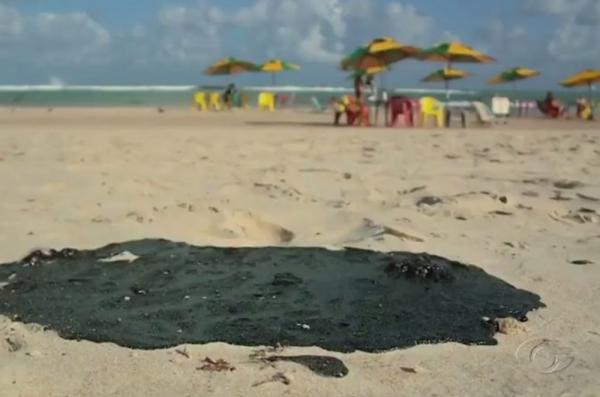 Manchas de &oacute;leo surgiram no Litoral de Alagoas.(Imagem: Reprodu&ccedil;&atilde;o/TV Gazeta)