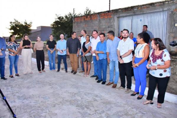 Prefeito Ant&ocirc;nio Reis inaugura Rua Em&iacute;dio Rocha no bairro Manguinha.(Imagem:Secom)