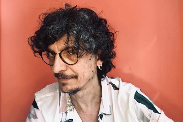 Pedro Luís lança o single "A maçã e a boca" no dia do beijo