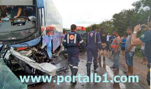 Casal morre ao colidir ve&iacute;culo com &ocirc;nibus em rodovia do PI.(Imagem:Portalb1)