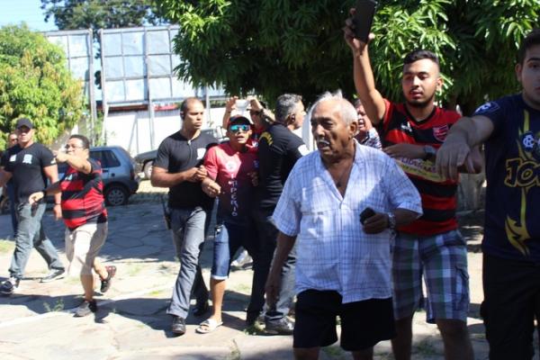 Torcida invade elei&ccedil;&atilde;o para protestar contra antiga gest&atilde;o rubro-negra.(Imagem:Emanuele Madeira)