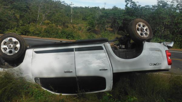 Ve&iacute;culo capota na Rodovia 140, nas proximidades da localidade Pequi(Imagem:FlorianoNews)