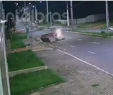 Câmeras flagram colisão de moto em "caçamba de entulho" e mulher morre