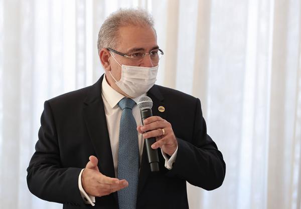 Ministro Marcelo Queiroga diz que é muito drástico demitir quem não quer se vacinar