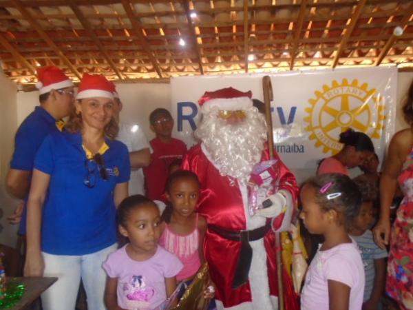 Crianças da localidade Tabuleiro do Mato recebem a visita do Papai Noel