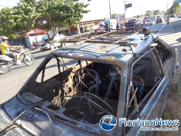 Automóvel é consumido pelo fogo durante a madrugada em Floriano.(Imagem:FlorianoNews)