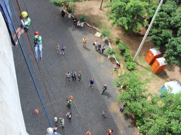 'Rapel Solidário' arrecada leite em troca de aventura em Teresina