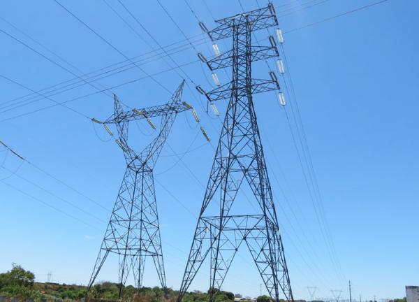 Vândalos rompem a pedradas linha da Eletrobras e deixam cidades sem luz