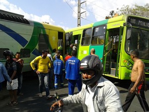 Metrô colide em ônibus e uma pessoa é levada para o HUT com escoriações