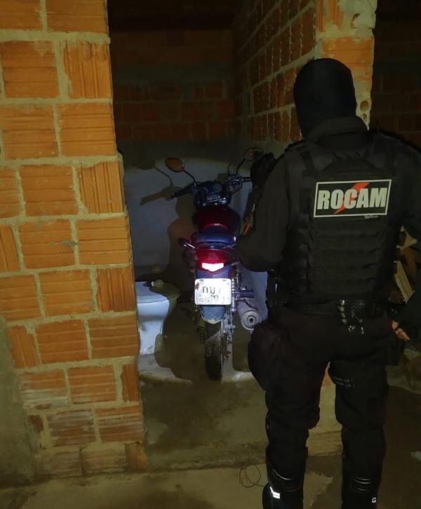 Polícia Militar recupera motocicleta furtada em residência abandonada no bairro Tiberão