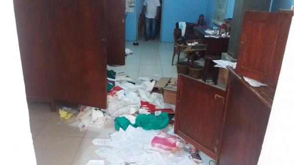 Criminosos reviraram o interior da igreja de Nossa Senhora dos Rem&eacute;dios, em Buriti dos Lopes, no Piau&iacute; (Imagem:Portal do Rurik)