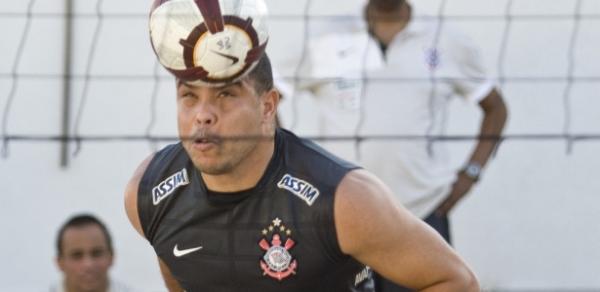 Ronaldo participa de futevôlei no Corinthians, mas não tem retorno definido