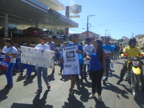 Dia Nacional da Luta de Pessoas com Surdez é celebrado com caminhada em Floriano.(Imagem:FlorianoNews)