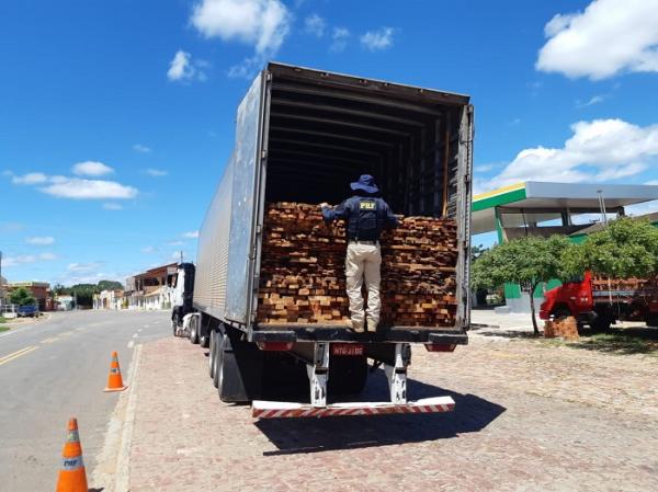 PRF apreende carga ilegal de madeira que daria para cobrir 100 casas
