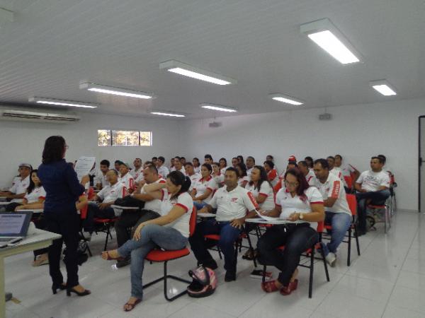 Funcion&aacute;rios da Cajueiro Motos participaram de treinamento sobre Gest&atilde;o de Pessoas e Recursos Humanos.(Imagem:FlorianoNews)