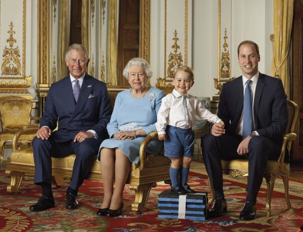 A foto, de 2016, mostra a rainha Elizabeth II com os pr&iacute;ncipes Charles, William e George, pr&oacute;ximos na linha de sucess&atilde;o ao trono brit&acirc;nico.(Imagem:Ranald Mackechnie/Buckingham Palace via AP)