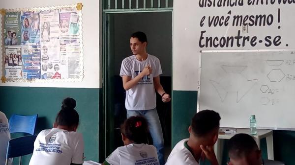 Estudante premiado no Torneio de Matemática das Escolas Estaduais ministra aulas de reforço