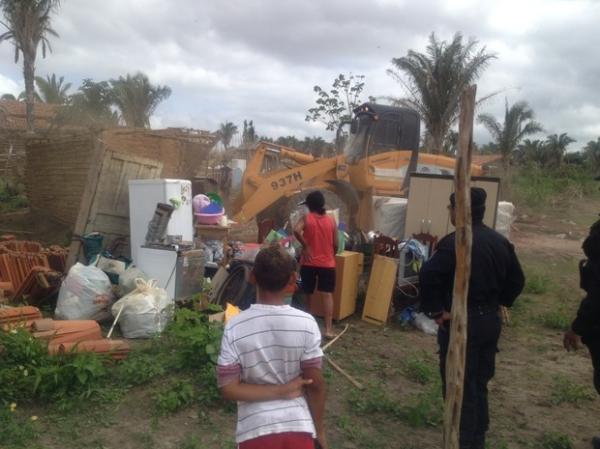 Trator derruba casas na Vila Elmano F&eacute;rrer, Zona Norte de Teresina. (Imagem:Gil Oliveira/G1)
