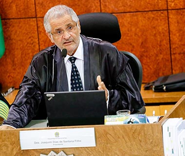 Desembargador determina que governo pague reajuste a professores em 48 horas