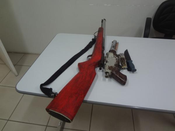Homem &eacute; preso com armas de fogo e canivetes em Floriano.(Imagem:FlorianoNews)
