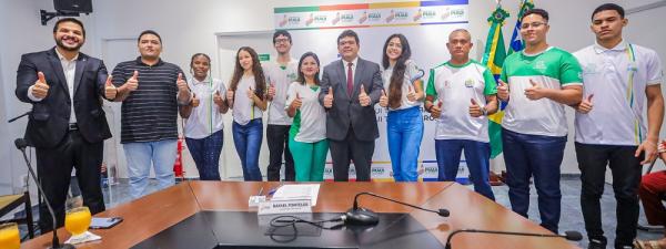 Governo investe R$ 11,6 milhões e concede 6 mil bolsas para estudantes monitores e estagiários