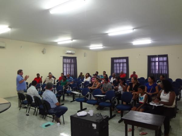 Avelino Neiva participa de reuni&atilde;o com l&iacute;deres comunit&aacute;rios de Floriano.(Imagem:FlorianoNews)