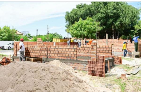 Joel e deputado H&eacute;lio Isa&iacute;as visitam obras de reforma da pra&ccedil;a Idelfonso Ramos(Imagem:SECOM)