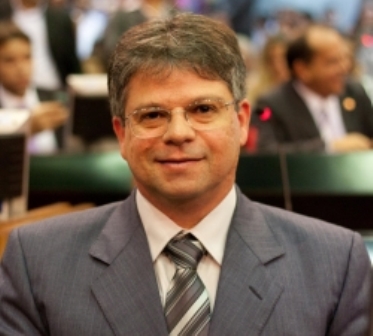 Deputado Gustavo Neiva participa de debate sobre paralisação de obras