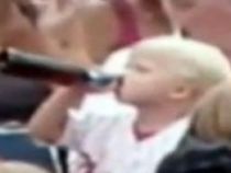 Durante uma partida de beisebol, Bebê toma cerveja e choca os Estados Unidos.