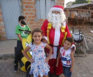 Papai Noel e parceiros distribuem bombons às crianças de Barão de Grajaú