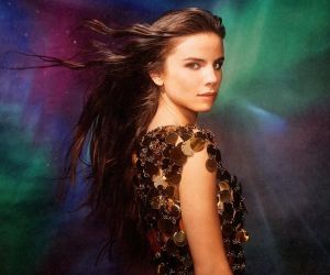 Giulia Be ecoa sons dos dancin days na estética interplanetária de "Disco voador"
