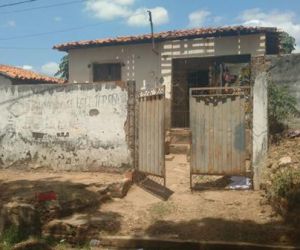 Polícia resgata irmãos de 5 e 8 anos abandonados em casa no Monte Castelo