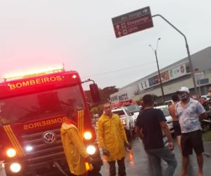 Forte chuva arrasta carros e deixa ruas alagadas em Teresina