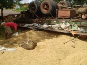 Caminhão carregado de arroz tomba e mata motorista em Ribeiro Gonçalves