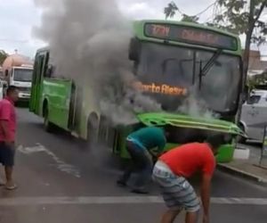 Ônibus da Transcol pega fogo na zona sul de Teresina