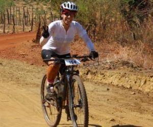 Ciclista vence 60km de maratona e exibe coxas marcadas
