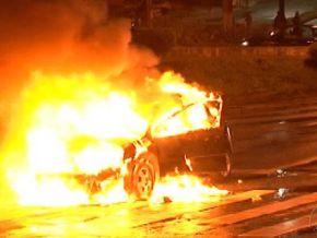 Carro fica em chamas na Avenida Garibaldi, em Salvador