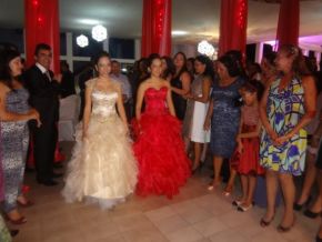 Emoção e Beleza no baile de 15 anos das gêmeas Beatriz e Letícia