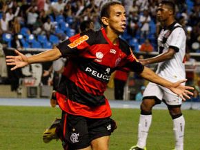 Rafinha brilha, e Flamengo vence o Vasco em clássico carioca