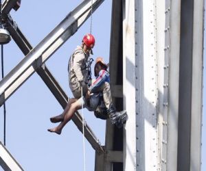 Ponte é interditada pelos Bombeiros para retirar rapaz que teve surto psicótico