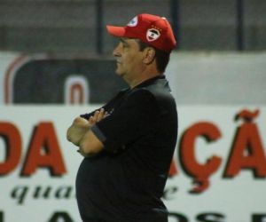 Líder do returno, Hungaro desconsidera vantagem do empate: "Muito reduzida"