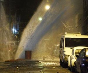 Vazamento em tubulação forma jato de água em cruzamento de Teresina