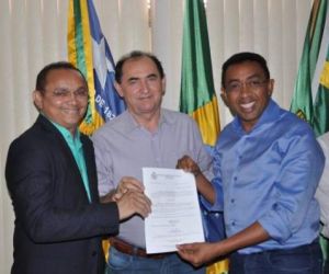 Prefeito Joel Rodrigues empossa novo Controlador-Geral do Município