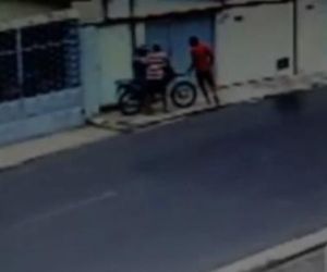 Jovem tem moto roubada na porta de casa, é baleado no pescoço e morre
