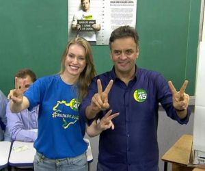 Aécio Neves vota em Belo Horizonte acompanhado da mulher
