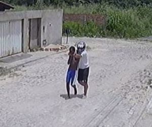 Homem é contido por populares ao tentar realizar assalto