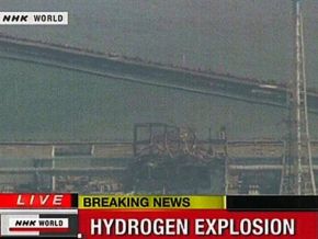 Explosão e fumaça cinza são vistas no complexo nuclear de Fukushima