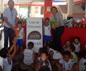 Cacau Show de Floriano doa ovos de chocolate para crianças da Creche Municipal