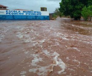 Chuva de 24 horas deixa prédios ilhados e aulas são suspensas no interior do Piauí